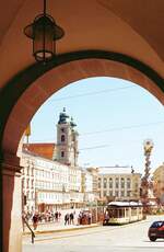 Pöstlingbergbahn Linz__Start- und Endhaltestelle seit 2009 im Stadtzentrum am Hauptplatz. Mit der Umspurung von Meterspur auf die 900 mm der Straßenbahn wurde ein durchgängiger Verkehr eingeführt, und das mit vier neuen, von Bombardier Wien im 'Retro-Look' 2009 und 2011 gelieferten Tw.__08-06-2016