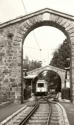 Pöstlingbergbahn Linz__Tw XVIII in der Bergstation, klein wie ein Spielzeug in dem ehemaligen Festungsbauwerk.__28-07-1975
