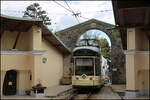 ET 501 verläßt hier am 22.04.2026 um 15.01 Uhr durch ein steinernes Tor den Bergbahnhof auf dem Pöstlingberg in Linz.
