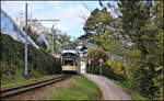 ET 504 hat hier am 22.04.2026 um 15.34 Uhr gerade den Bergbahnhof auf dem Pöstlingberg verlassen und fährt in die steile Ausfahrtstrecke in Richtung Linz-Urfahr ein.