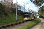 ET 504 hat hier am 22.04.2026 um 15.34 Uhr gerade den Bergbahnhof auf dem Pöstlingberg verlassen und befindet sich in der steilen Ausfahrtstrecke in Richtung Linz-Urfahr ein.