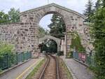 Die Endhaltestelle der P�stlingbergbahn, am 26.07.2026 auf dem P�stlingberg in Linz. Vom Bahn�bergang aus fotografiert.