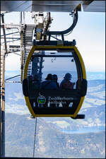 Bereits wieder ins Tal geht es für diese Gondel . Immer wieder ein netter Anblick wenn der Boden offenbar verschwindet . 18.09.2025 am Zwölferhorn 