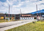 Hier zu sehen ist der einzige beschrankte Bahnübergang der Gailtalbahn, am 11.11.2017.