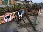  Halt, STOPP  nicht weiter!    der durch Salzstreuung sowie auch vernachlässigter Wartung zerschnittene Bahnsteg vom Bahnhof Ried aus dem Jahre 1906 liegt nun bereit zur Abholung in Richtung