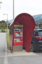 ÖBB-Fahrkartenautomat mit Wetterschutz am Parkplatzbereich des Bahnhofs Hall in Tirol. Aufgenommen 1.10.2020.