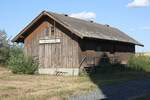 Güterschuppen des ehemaliger Bahnhof Rechnitz der Pinkatalbahn am 11.September 2024. - Das Schild  Heimatmuseum  dürfte auch schon an Aktualität verloren haben, denn durchs Fenster bedrachtet zeigte sich kein, dem Schild entsprechender Anblick.