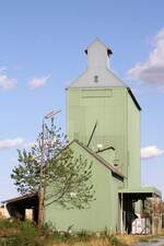 Eines der beiden Lagerhäuser des ehemaligen Bahnhof Rechnitz der Pinkatalbahn am 11.September 2024. - Der Betrieb wurde Mitte November 2011 eingestellt und im Frühjahr 2013 der Streckenabschnitt Oberwart–Rechnitz stillgelegt. Bis Jänner 2021 wurden dann die Gleise abgetragen.