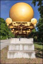 Auf einem Sockel 2 Meter �ber der Erde thront ein Goldener Kesselwagen .