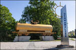 Seit 2011 wirbt das  Goldene Kalb   von Hans Hollein f�r den Skulpturenpark n�chst dem Schwarzlsee in Unterpremst�tten . 8.05.2026    