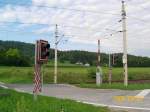 Hier ist eine fr sterreich typische Bahnschranken- und Oberleitungsanlage zu sehen. Aufgenommen am 05.08.08 an der BB Sdbahn am Km 136.5 zwischen der Hst. Pritschitz und Krumpendorf.