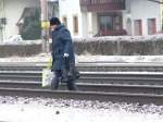  Mit Sack und Pack  quert diese Dame gemchlich die Gleise der Westbahn bei Redl-Zipf, obwohl ~50mtr. weiter ein Bahnbergang wre; 090103