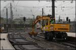 Anfang August wurden Weichen und Gleise in Kufstein erneuert. Daher waren Zeitweise Gleis 1 und 2 nicht befahrbar. Im Bild ein LIEBHERR Zweiwegebagger von SWIETELSKY. (04.08.2009)