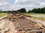 Wie Zndholzer wurden diese alten Bauhlzer bei einem Hochwasser auf die Innkreisbahn bei Atzing (KM27-0) aufgestapelt;  120622