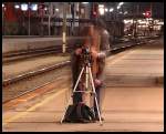 Der Eisenbahnfotograf beim Anfertigen einer perfekten Nachtaufnahme.