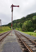 Im Bahnhof Feistritz im Rosental kann man auch noch vier Formsignale finden.
Das Signal im Vordergrund steht jedoch schon seit Jahren auf  Halt , das hintere kann aber noch Mo-Fr dem einen Alibi-Zug nach Klagenfurt Hbf  Fahrt  zeigen.
Der Standort befindet sich auf einem der zwei Erdbahnsteige.
Aufgenommen am 5.5.2016