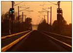 Sonnenuntergangsstimmung an der Franz Josefs Bahn, aufgenommen am 16.4.2007. Um es vorweg zu nehmen: Das frei zeigende Signal ist ein Selbstblock, und ich stand auf einem geffneten Bahnbergang.