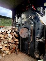  Dampf-Energiequelle  in Form von aufgestapeltem Holz liegt vor der Brennkammer von Lok13 bereit; 170903