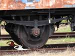  Doppelt abgesichert , ein ausrangierter Personenwaggon am Bhf.