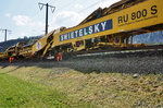 Detailaufnahme vom RU 800 S, während den Arbeiten bei Berg im Drautal:  Im Vordergrund zu sehen ist das alte Gleis welches von der Maschine auf dem Schotter abgelegt wird, dahinter das neue Gleis