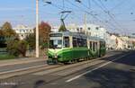 Der Wagen 610 fährt am 10.10.2022 auf der Linie 4 von Graz Liebenau nach Reininghaus hier in der Eggenbergerstraße nur wenige Meter weit weg von dessen  Geburtsort  der ehemaligen SGP und