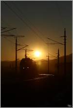 Mit den letzten Sonnenstrahlen fhrt Talent 4024 047 in St Lorenzen ein.