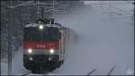 Schneegestöber...
1144.071 durchfährt am 07.12.13 mit einem Güterzug den Föhrenwald.