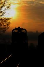 Da die Dieselhydraulischen Lokomotiven der Baureihe 1500 zumeist hinter den Doppelstockzügen zum Einsatz kommen ist die Silhouette des Mittelführerstand Triebfahrzeuges nur selten so