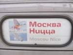 Zuglaufschild Moskau-Nizza am internationalen Schlafwagenzug der Russischen Eisenbahn, kurz vor der Abfahrt in Wien-Meidling.