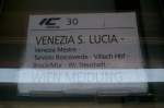 Zuglaufschild aus dem ersten Betriebsjahr des wieder eingeführten IC 30 von Venezia S. Lucia nach Wien Meidling. Aufgenommen am 21.8.2014.