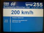 Zuglauf schild  Teil 2: Fast wie im Flugzeug ist die Anzeige wie man auch auf den folgenden Bildern gut erkennen kann. 200 km/h wurde um keinen einzigen Kilometer pro Stunde berschritten. Drei Mal durfte der Railjet auf der Strecke an diese Grenze auftouren. Ansonsten ging's auf der Fahrt insgesamt doch eher langsam vorwrts. Meine First-Class-Reise im Railjet 66 von Wien West nach Mnchen am 31. Mai 2009.