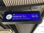 Zugzielanzeige des VSOE - Venice Simplon Orient Express (DRV 1377) von Paris Gare de l'Est station nach Venezia Santa Lucia. Aufgenommen in Innsbruck Hbf am 13.08.2021