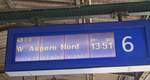 Alter Anzeigertyp für S80 25035 aus Wien Aspern Nord am 13.08.2020 im Endbahnhof Wien Hütteldorf. Heute wird der Abgangsbahnhof nur mehr klein angegeben, während in der Anzeigermitte 'Zug endet' fett gedruckt wird. 