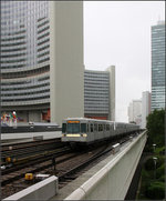 . Zwischen Hochhäusern -

Ein U-Bahnzug der älteren Generation vom Typ U erreicht die Station Kaisermühlen VIC in der Wiener Donaustadt.

11.10.2016 (M)

