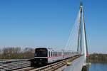 Tw.3716 im Einsatz auf der Linie U2 auf der Donaustadtbrücke bei der Einfahrt in die Station Donaumarina.