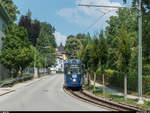 Strassenbahn Gmunden am 24. Juli 2018: Triebwagen GM 10 in der Alois-Kaltenbrunner-Strasse.