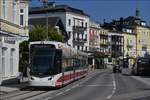 Stadler Tramlink 129 an der Haltestelle Gmunden Franz Joseph Platz, er fährt weiter in Richtung Gmunden Bahnhof.