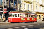 Die am 13. August 1894 eröffnete Straßenbahn Gmunden ist eine meterspurige Straßenbahn im oberösterreichischen Gmunden. seit 1975 ist sie nur noch 2,315 Kilometer lang und gilt mit dieser Streckenlänge als kürzeste und mit zehn Prozent maximaler Steigung auch als eine der steilsten Adhäsionsbahnen der Welt. Der Tw 10 wurde 1952 von DUEWAG gebaut. Hier am 15.01.2005 bei der Fahrt durch die Innenstadt. Vorher soll er bei der Vestischen Straßenbahnen die Nr.341 getragen haben und jetzt zum Ausbau von Ersatzteilen in der Werkstätte Vorchdorf zur Verschrottung vorgesehen sein (Wiki 2019).