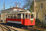 Die am 13. August 1894 eröffnete Straßenbahn Gmunden ist eine meterspurige Straßenbahn im oberösterreichischen Gmunden. seit 1975 ist sie nur noch 2,315 Kilometer lang und gilt mit dieser Streckenlänge als kürzeste und mit zehn Prozent maximaler Steigung auch als eine der steilsten Adhäsionsbahnen der Welt. Der historische Tw 5 wurde 1911 in der Grazer Waggonfabrik gebaut. Hier am 4.12.1999 in der Nähe der Remise.