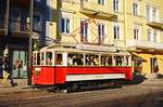 

Die am 13. August 1894 eröffnete Straßenbahn Gmunden ist eine meterspurige Straßenbahn im oberösterreichischen Gmunden. seit 1975 ist sie nur noch 2,315 Kilometer lang und gilt mit dieser Streckenlänge als kürzeste und mit zehn Prozent maximaler Steigung auch als eine der steilsten Adhäsionsbahnen der Welt. Der historische Tw 5 wurde 1911 in der Grazer Waggonfabrik gebaut. Hier am 4.12.1999 bei der Fahrt durch die Innenstadt.