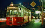 Gmundener Straßenbahn bei Nacht (05.04.1986): GM 8 (Lizenzbau Lohner/Kiepe 1961) an der Station Franz-Josef-Platz.
