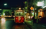 Eine nächtliche Begegnung mit der Gmundener Straßenbahn erfreute nicht nur Straßenbahnfans!  GM 8 (Lizenzbau von Lohner, Wien) an der Station Franz-Josef-Platz (05.04.1986)