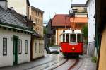 Wagen 5 der Gmundener Straenbahn fhrt hier die Kuferzeile herunter.