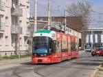 Graz. Cityrunner 668 der Graz Linien fährt hier am 16.04.2021 als Linie 4 in die Schleife Laudongasse ein.