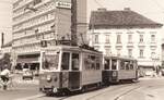 Scan vom SW - Negativ: Straßenbahnalltag in Graz in den 1980er Jahren, Tw.206 + 339B der Linie 3 überqueren auf der Fahrt zur Krenngasse den Dietrichsteinplatz. (28.06.1984)