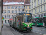 Graz. Mittlerweile historisch ist die Linie 26. Diese verband bis 26.11.2021 den Jakominiplatz mit St. Peter. Am 6.12.2020 konnte ich einen Kurs der Linie bei der Schmiedgasse ablichten.