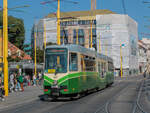 Graz. Die alten Straßenbahnfahrzeuge aus dem Hause SGP, werden grundsätzlich nicht in den Ferien abgestellt, bis wieder die Schule anfängt. Eine Ausnahme bilden Fahrzeuge, welche für Schulungszwecke unterwegs sind, dazu gehörte an diesem 08.09.2021 auch TW 607, hier  am Jakominiplatz.