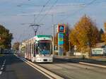 Graz. Am 31.10.2021 ist Cityrunner 653 der Graz Linien auf Dienstfahrt, hier kurz vor dem Stadion Liebenau.