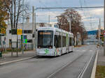 Graz. Am 01.11.2021 ist Variobahn 233 auf der Linie 20 unterwegs, hier in der Asperngasse.