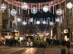 Graz. Nach etlichen Jahrzehnten war es zu Advent 2021 Zeit, die Weihnachtsbeleuchtung in der Grazer Innenstadt zu erneuern. Cityrunner 655 begegnet hier einem 600er in der neu gestalteten Herrengasse am 07.12.2021.